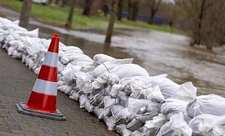 Aus Schutz vor Hochwasser wurde an Weihnachten in Schloß Neuhaus Sandsack-Barrieren errichtet. - Niklas Tüns Aus Schutz vor Hochwasser wurde an Weihnachten in Schloß Neuhaus Sandsack-Barrieren errichtet. - Niklas Tüns