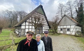 Ulrich Flachmann (li.), Ute Weber und Wilfried Quest vor dem dem Hauptgebäude der Rürupsmühle. - Dirk Windmöller Ulrich Flachmann (li.), Ute Weber und Wilfried Quest vor dem dem Hauptgebäude der Rürupsmühle. - Dirk Windmöller