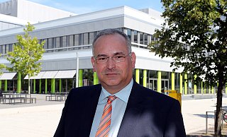 Mit der neuen Medizinischen Fakultät an der Uni, für die er kämpfte, will Ralf Nettelstroth im Landtagswahlkampf punkten - auch wenn die CDU in seinem neuen Wahlkreis zuletzt schlecht aussah. - Rudolf Mit der neuen Medizinischen Fakultät an der Uni, für die er kämpfte, will Ralf Nettelstroth im Landtagswahlkampf punkten - auch wenn die CDU in seinem neuen Wahlkreis zuletzt schlecht aussah. - Rudolf