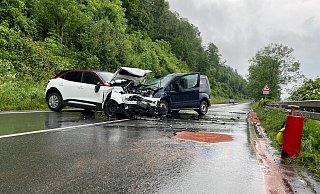 Bei dem Unfall auf der B83 bei Höxter-Stahle wurden drei Personen schwer verletzt. - Jan Husmann Bei dem Unfall auf der B83 bei Höxter-Stahle wurden drei Personen schwer verletzt. - Jan Husmann