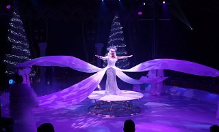 Die "Schneekönigin" weiß ihren Auftritt im Paderborner Weihnachtscircus wohl zu wählen. - Moritz Jülich Die "Schneekönigin" weiß ihren Auftritt im Paderborner Weihnachtscircus wohl zu wählen. - Moritz Jülich