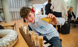 1. Preis beim Regionalwettbewerb Jugend forscht für Lukas Solzbach (Gymnasium St. Xaver, Bad Driburg), der einen Rettungsring aus Pilzmyzelien hergestellt hat. - Sergei Magel/HNF 1. Preis beim Regionalwettbewerb Jugend forscht für Lukas Solzbach (Gymnasium St. Xaver, Bad Driburg), der einen Rettungsring aus Pilzmyzelien hergestellt hat. - Sergei Magel/HNF