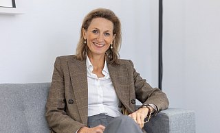 Anja Böllhoff erhält eine besondere Auszeichnung für ihr bürgerschaftliches Engagement in der Bielefelder Bürgerstiftung. - Oliver Krato Anja Böllhoff erhält eine besondere Auszeichnung für ihr bürgerschaftliches Engagement in der Bielefelder Bürgerstiftung. - Oliver Krato