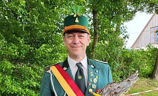 Thomas Buschmeyer bezwang den Vogel. - Heimatschutzverein Grundsteinheim Thomas Buschmeyer bezwang den Vogel. - Heimatschutzverein Grundsteinheim