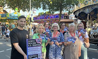 Unterstützt von DJ Averro (v. l.) verteilte Dagmar Drüke mit Kristin Käuper, Mechthild Pleininger, Regina Sprenger, Christa Merten und Elke Zinn Informationen zum Schutz vor K.o.-Tropfen auf dem Liboriberg. - Jan Husmann Unterstützt von DJ Averro (v. l.) verteilte Dagmar Drüke mit Kristin Käuper, Mechthild Pleininger, Regina Sprenger, Christa Merten und Elke Zinn Informationen zum Schutz vor K.o.-Tropfen auf dem Liboriberg. - Jan Husmann