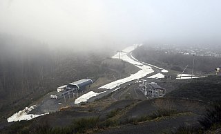 9. April in Winterberg: Der technisch erzeugte Schnee, der derzeit noch auf der Piste liegt, stammt noch aus der Produktion von Ende März. - Roberto Pfeil 9. April in Winterberg: Der technisch erzeugte Schnee, der derzeit noch auf der Piste liegt, stammt noch aus der Produktion von Ende März. - Roberto Pfeil