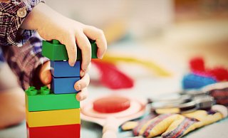 Mussten oft zu Hause bleiben. Teils wochenlang gab es in einigen Höxteraner Kitas nur eine Notbetreuung. Für Familien eine enorme Belastung - aber auch für Arbeitgeber, weil sie sich nicht mehr auf ihre Mitarbeiter verlassen können. - Symbolbild Pixabay Mussten oft zu Hause bleiben. Teils wochenlang gab es in einigen Höxteraner Kitas nur eine Notbetreuung. Für Familien eine enorme Belastung - aber auch für Arbeitgeber, weil sie sich nicht mehr auf ihre Mitarbeiter verlassen können. - Symbolbild Pixabay