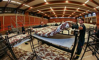Das Foto aus Dezember 2015 zeigt den Umbau einer Turnhalle in eine Unterkunft für Geflüchtete. Das wollen alle Kommunen im Kreis Herford vermeiden. - Andras Zobe Das Foto aus Dezember 2015 zeigt den Umbau einer Turnhalle in eine Unterkunft für Geflüchtete. Das wollen alle Kommunen im Kreis Herford vermeiden. - Andras Zobe