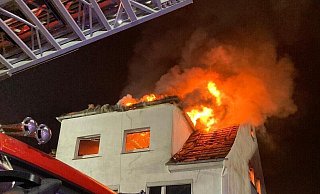 Beim Eintreffen der Einsatzkräfte stand der Dachstuhl in der Nacht zu Sonntag bereits in Vollbrand. - Feuerwehr Lauenförde/Dörbaum Beim Eintreffen der Einsatzkräfte stand der Dachstuhl in der Nacht zu Sonntag bereits in Vollbrand. - Feuerwehr Lauenförde/Dörbaum