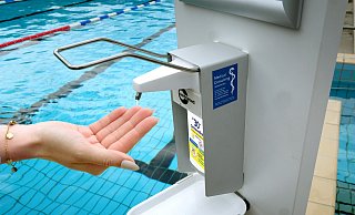 Gratis-Sonnencreme aus ehemaligen Corona-Dosierspendern: Was in den Niederlanden seit kurzem an Stränden, in Freibädern und Schulen oder Sportvereinen praktiziert wird, könnte auch hier eingeführt werden. - Andreas Frücht Gratis-Sonnencreme aus ehemaligen Corona-Dosierspendern: Was in den Niederlanden seit kurzem an Stränden, in Freibädern und Schulen oder Sportvereinen praktiziert wird, könnte auch hier eingeführt werden. - Andreas Frücht