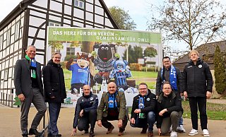 Gipfeltreffen in Hövelhof (v.l.): Wolfgang Thorwesten (Vorsitzender Verkehrsverein), Bürgermeister Michael Berens, Arminia-Präsident Rainer Schütte, Paderborns Präsident Thomas Sagel, Thomas Westhof, Christian Bökamp (beide Gemeinde Hövelhof), SCP-Geschäftsführer Martin Hornberger und Marc Schuster (Arminia-Koordinator für Städtepartnerschaften). - Gemeinde Hövelhof Gipfeltreffen in Hövelhof (v.l.): Wolfgang Thorwesten (Vorsitzender Verkehrsverein), Bürgermeister Michael Berens, Arminia-Präsident Rainer Schütte, Paderborns Präsident Thomas Sagel, Thomas Westhof, Christian Bökamp (beide Gemeinde Hövelhof), SCP-Geschäftsführer Martin Hornberger und Marc Schuster (Arminia-Koordinator für Städtepartnerschaften). - Gemeinde Hövelhof
