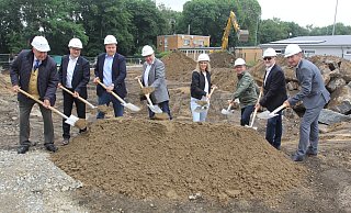 Spatenstich fürs Medical-City-Plaza-Parkhaus: Investor Karl-Heinz Ueckermann (v. l.), Bürgermeister Lars Bökenkröger, Investor Marco Fennel, Achim Fratzke (Medical City Plaza), Britta Kwast (Goldbeck), Thomas Lüer (Stadt), Detlef Strehl (Goldbeck) und Patrick Zahn (Stadt). - Ulf Hanke Spatenstich fürs Medical-City-Plaza-Parkhaus: Investor Karl-Heinz Ueckermann (v. l.), Bürgermeister Lars Bökenkröger, Investor Marco Fennel, Achim Fratzke (Medical City Plaza), Britta Kwast (Goldbeck), Thomas Lüer (Stadt), Detlef Strehl (Goldbeck) und Patrick Zahn (Stadt). - Ulf Hanke
