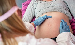Mit breiter Mehrheit wurde in Paderborn eine zusätzliche halbe Familienhebammen-Stelle zur Verstärkung der sogenannten „Frühen Hilfen“ beschlossen. - dpa Mit breiter Mehrheit wurde in Paderborn eine zusätzliche halbe Familienhebammen-Stelle zur Verstärkung der sogenannten „Frühen Hilfen“ beschlossen. - dpa