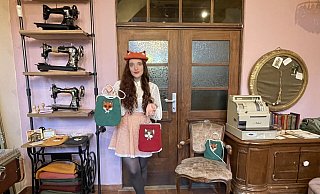 In dem Atelier von Vintage-Modedesignerin Sara Strauch stehen viele alte Dinge wie Nähmaschinen oder auch Möbel. Diese Sachen inspirieren mich, weil sie Geschichten erzählen", sagt die 26-Jährige. In der Hand hält sie die gefilzten Taschen mit den Tierportraits aus ihrer neuesten Kollektion. - Natalie Gottwald In dem Atelier von Vintage-Modedesignerin Sara Strauch stehen viele alte Dinge wie Nähmaschinen oder auch Möbel. Diese Sachen inspirieren mich, weil sie Geschichten erzählen", sagt die 26-Jährige. In der Hand hält sie die gefilzten Taschen mit den Tierportraits aus ihrer neuesten Kollektion. - Natalie Gottwald