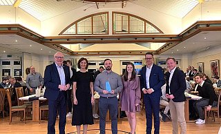 Jason Irmscher (3. v. l.) ist das Schlitzohr des Jahres, es gratulieren Landtagsabgeordneter Bernhard Hoppe-Biermeyer (v. l.), Martina Mosch (Präsidentin DAFK Paderborn-Belleville), Kathrin Krause (Kreisvorsitzende der JU Paderborn), Bundestagsabgeordneter Carsten Linnemann und NRW-Staatssekretär Daniel Sieveke. - Lea Sasse Jason Irmscher (3. v. l.) ist das Schlitzohr des Jahres, es gratulieren Landtagsabgeordneter Bernhard Hoppe-Biermeyer (v. l.), Martina Mosch (Präsidentin DAFK Paderborn-Belleville), Kathrin Krause (Kreisvorsitzende der JU Paderborn), Bundestagsabgeordneter Carsten Linnemann und NRW-Staatssekretär Daniel Sieveke. - Lea Sasse