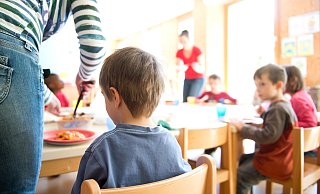 Kritischer Moment: Besonders viele Übergriffe finden laut Experten bei den Mahlzeiten in den Kitas statt. Gewaltschutzkonzepte sollen das verhindern. Kontrolliert wird derzeit kaum, ob sie in den Einrichtungen vorliegen und auch umgesetzt werden. - Daniel Naupold Kritischer Moment: Besonders viele Übergriffe finden laut Experten bei den Mahlzeiten in den Kitas statt. Gewaltschutzkonzepte sollen das verhindern. Kontrolliert wird derzeit kaum, ob sie in den Einrichtungen vorliegen und auch umgesetzt werden. - Daniel Naupold