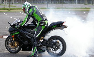 Ein Motorradfahrer ist zu schnell gewesen. - Pixabay (Symbolbild) Ein Motorradfahrer ist zu schnell gewesen. - Pixabay (Symbolbild)
