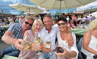 Seit rund zehn Jahren trifft sich die Avenwedder Runde rund um Jörg Plisker, Stefanie Rosenau, ihrem Bruder Carsten Engels und Marina Dasbach (v.l.) auf dem Gütersloher Weinmarkt - zuletzt 2019. - Jens Dünhölter Seit rund zehn Jahren trifft sich die Avenwedder Runde rund um Jörg Plisker, Stefanie Rosenau, ihrem Bruder Carsten Engels und Marina Dasbach (v.l.) auf dem Gütersloher Weinmarkt - zuletzt 2019. - Jens Dünhölter