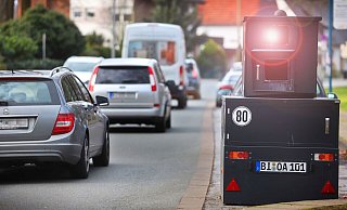 Blitzer Bernhard steht an einer Straße in Bielefeld und ist auch in dieser Woche wieder im Einsatz (Symbolbild/Montage). - Sarah Jonek Blitzer Bernhard steht an einer Straße in Bielefeld und ist auch in dieser Woche wieder im Einsatz (Symbolbild/Montage). - Sarah Jonek
