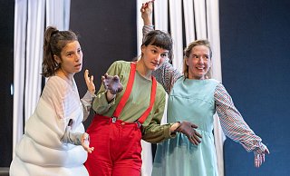 Wer dreht sich jetzt genau wie? Diese und andere Detailfragen ploppen bei den Proben zum Weihnachtsstück auf, wie hier beim Holzwurm (Fabienne-Deniz Hammer), Pinocchio (Rosalie Warnke) und Fee Franca (Doreen Nixdorf, v.l.) bei einer Tanzeinlage. - Oliver Krato Wer dreht sich jetzt genau wie? Diese und andere Detailfragen ploppen bei den Proben zum Weihnachtsstück auf, wie hier beim Holzwurm (Fabienne-Deniz Hammer), Pinocchio (Rosalie Warnke) und Fee Franca (Doreen Nixdorf, v.l.) bei einer Tanzeinlage. - Oliver Krato