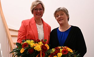 Die neue Paderborner Schützenkönigin Nicola Butterwegge (l.) und ihre Zeremonienmeisterin Christiane Hohrath freuen sich auf das neue Schützenjahr. - PBSV Die neue Paderborner Schützenkönigin Nicola Butterwegge (l.) und ihre Zeremonienmeisterin Christiane Hohrath freuen sich auf das neue Schützenjahr. - PBSV