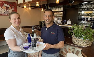 Franko Ibick hat das Restaurant Fontana eröffnet. Unterstützt wir er unter anderem von Mitarbeiterin Lena Mitjukov. - Dirk Windmöller Franko Ibick hat das Restaurant Fontana eröffnet. Unterstützt wir er unter anderem von Mitarbeiterin Lena Mitjukov. - Dirk Windmöller