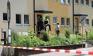 Die Polizei sichert Spuren am ersten Tatort. - Karsten Schulz Die Polizei sichert Spuren am ersten Tatort. - Karsten Schulz