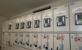 Im Umspannwerk Delbrück im Schaltanlagengebäude an der 20 kV-Schaltanlage - Regina Brucksch Im Umspannwerk Delbrück im Schaltanlagengebäude an der 20 kV-Schaltanlage - Regina Brucksch