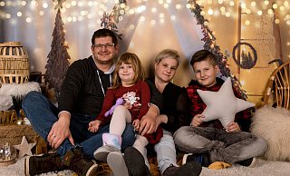 Glückliche Zeiten: Marko und Nadine Köppe mit ihren Kindern Celine und Elias. Vor Weihnachten hat sich die Familie in den vergangenen Jahren immer fotografieren lassen. - Andrea Klueter Glückliche Zeiten: Marko und Nadine Köppe mit ihren Kindern Celine und Elias. Vor Weihnachten hat sich die Familie in den vergangenen Jahren immer fotografieren lassen. - Andrea Klueter