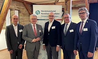 Redner des Abends: (v.l) Bundestagsabgeordneter Frank Schäffler, Jürgen Ahrens (Vorsitzender des Ortsvorstandes Minden des Handelsverbandes OWL), Prof. Dr. Johannes Beverungen (Vorsitzender des Handelsverbandes OWL) und Bürgermeister Michael Jäcke. - Finn Luca Zell Redner des Abends: (v.l) Bundestagsabgeordneter Frank Schäffler, Jürgen Ahrens (Vorsitzender des Ortsvorstandes Minden des Handelsverbandes OWL), Prof. Dr. Johannes Beverungen (Vorsitzender des Handelsverbandes OWL) und Bürgermeister Michael Jäcke. - Finn Luca Zell