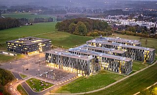 Ein Blick auf die Hochschule Bielefeld (vorne) und das Citec der Universität (Roboterforschung). Dahinter die Flächen, die die Stadt Bielefeld jetzt erwerben will. - Mike-Dennis Müller / www.mdm.photo Ein Blick auf die Hochschule Bielefeld (vorne) und das Citec der Universität (Roboterforschung). Dahinter die Flächen, die die Stadt Bielefeld jetzt erwerben will. - Mike-Dennis Müller / www.mdm.photo