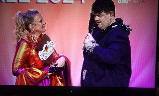 Barbara Schöneberger und Isaak Guderian im Gespräch, nachdem Conchita Wurst dem Espelkamper die ESC-Trophäe überreicht hatte. - Karsten Schulz Barbara Schöneberger und Isaak Guderian im Gespräch, nachdem Conchita Wurst dem Espelkamper die ESC-Trophäe überreicht hatte. - Karsten Schulz