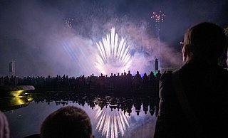 Tausende Besucher bestaunen das Feuerwerk am Nachthimmel. - Thorsten Ulonska Tausende Besucher bestaunen das Feuerwerk am Nachthimmel. - Thorsten Ulonska