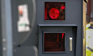 Blitzer Bernhard ist mit seinem Kollegen Guntram und der Miet-Schwester Esther in der ganzen Stadt auf Raserjagd. - Foto: Andreas Zobe/NW Blitzer Bernhard ist mit seinem Kollegen Guntram und der Miet-Schwester Esther in der ganzen Stadt auf Raserjagd. - Foto: Andreas Zobe/NW