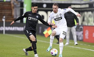 Raphael Obermair (l., SCP) und Maurice Neubauer (SV 07 Elversberg) im Kampf um den Ball. - dpa Raphael Obermair (l., SCP) und Maurice Neubauer (SV 07 Elversberg) im Kampf um den Ball. - dpa