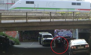Die unbedacht geöffnete Autotür wird plötzlich zum unüberwindlichen Hindernis. Eine Radlerin prallte direkt hinein. - Polizei Die unbedacht geöffnete Autotür wird plötzlich zum unüberwindlichen Hindernis. Eine Radlerin prallte direkt hinein. - Polizei