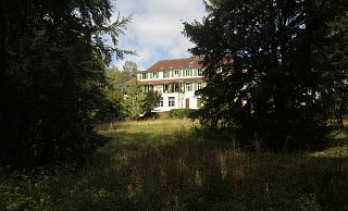Der Blick von der Briloner Straße: Die Villa Rosskam in Scherfede. - Dieter Scholz Der Blick von der Briloner Straße: Die Villa Rosskam in Scherfede. - Dieter Scholz