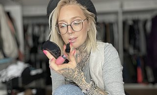 Mit ihren Make-up-Videos aus ihrem "Kleiderschrank" ist Nadine Hansmann bei ihren Fans als "Nadiontherocks" bekannt. - Privat/Hansmann Mit ihren Make-up-Videos aus ihrem "Kleiderschrank" ist Nadine Hansmann bei ihren Fans als "Nadiontherocks" bekannt. - Privat/Hansmann