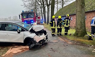Ein 41-jähriger Opel-Fahrer kam mit seinem Auto in Harsewinkel von der spiegelglatten Fahrbahn ab und prallte gegen einen Baum. - Robert Becker Ein 41-jähriger Opel-Fahrer kam mit seinem Auto in Harsewinkel von der spiegelglatten Fahrbahn ab und prallte gegen einen Baum. - Robert Becker