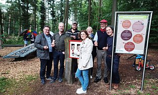 Der Geschäftsführer der Kreishandwerkerschaft Paderborn-Lippe, Michael Lutter, der Obermeister der Steinmetz- und Bildhauerinnung, Michael Diwo, Simon Claas, Gartenschau-Geschäftsführerin Rehana Rühmann, Diana Kettelgerdes, Hans-Bernhard Vielstädte und Carolin Engels (v. l.) freuen sich über die gelungene Kooperation, in deren Rahmen fünf individuelle Kugelbahnen für die Gartenschau entstanden sind. - Stadt Bad Lippspringe Der Geschäftsführer der Kreishandwerkerschaft Paderborn-Lippe, Michael Lutter, der Obermeister der Steinmetz- und Bildhauerinnung, Michael Diwo, Simon Claas, Gartenschau-Geschäftsführerin Rehana Rühmann, Diana Kettelgerdes, Hans-Bernhard Vielstädte und Carolin Engels (v. l.) freuen sich über die gelungene Kooperation, in deren Rahmen fünf individuelle Kugelbahnen für die Gartenschau entstanden sind. - Stadt Bad Lippspringe