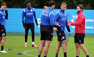 Arminia Bielefeld um Janni Serra und Manuel Prietl (Mitte v.l., im Gespräch mit Athletiktrainer Nikals Klasen) ist am Montag in die Vorbereitung auf das Spiel gegen Hannover 96 gestartet. Beim Mannschaftstraining fehlten einige DSC-Akteure. (Archivfoto) - Oliver Krato Arminia Bielefeld um Janni Serra und Manuel Prietl (Mitte v.l., im Gespräch mit Athletiktrainer Nikals Klasen) ist am Montag in die Vorbereitung auf das Spiel gegen Hannover 96 gestartet. Beim Mannschaftstraining fehlten einige DSC-Akteure. (Archivfoto) - Oliver Krato