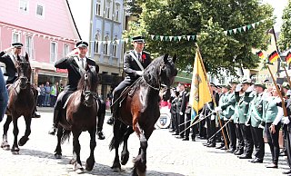 Beim Steinheimer Schützenfest wird traditionell geritten. - Madita Schellenberg Beim Steinheimer Schützenfest wird traditionell geritten. - Madita Schellenberg