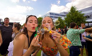 Jana Conde (22) und Eva Ludwig (22), Studentinnen der Fachhochschule Bielefeld und der Universität Bielefeld, freuen sich auf einen Festivalabend voller guter Laune! - Mike-Dennis Müller / www.mdm.photo Jana Conde (22) und Eva Ludwig (22), Studentinnen der Fachhochschule Bielefeld und der Universität Bielefeld, freuen sich auf einen Festivalabend voller guter Laune! - Mike-Dennis Müller / www.mdm.photo