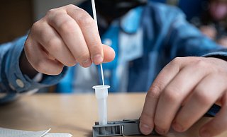 Auch im Lübbecker Land gilt eine Testpflicht an den Schulen. Nicht alle Eltern halten diese für eine gute Sache. Vereinzelt wird auch ganz offen Kritik geübt. - picture alliance/dpa Auch im Lübbecker Land gilt eine Testpflicht an den Schulen. Nicht alle Eltern halten diese für eine gute Sache. Vereinzelt wird auch ganz offen Kritik geübt. - picture alliance/dpa