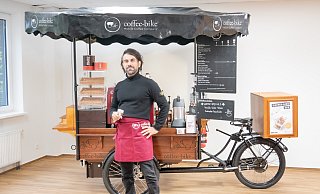 Leon Köllerwirth vor seinem Coffee-Bike. - NW Bielefeld Leon Köllerwirth vor seinem Coffee-Bike. - NW Bielefeld