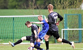 Derbysieger: Der SV Enger-Westerenger mit Phillip Überschär gewann das Nachbarschaftsduell beim SC Enger mit 5:2. - Yvonne Gottschlich Derbysieger: Der SV Enger-Westerenger mit Phillip Überschär gewann das Nachbarschaftsduell beim SC Enger mit 5:2. - Yvonne Gottschlich