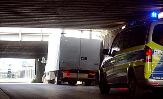 Immer wieder stecken Transporter unter der Brücke Gerhart-Hauptmann-Straße fest. Die Polizei wird oft gerufen, um den Straßenverkehr zu regeln. - Niklas Krämer Immer wieder stecken Transporter unter der Brücke Gerhart-Hauptmann-Straße fest. Die Polizei wird oft gerufen, um den Straßenverkehr zu regeln. - Niklas Krämer
