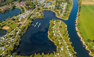 Zwei Campingplätze in Vlotho bieten viele Stellplätze direkt am Wasser. - imago images/Hans Blossey Zwei Campingplätze in Vlotho bieten viele Stellplätze direkt am Wasser. - imago images/Hans Blossey