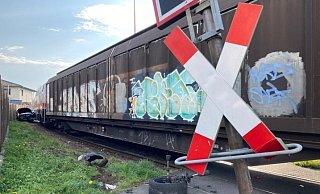 Der Pkw ist zwischen Zaun und Zug eingeklemmt. - Leonie Meyer Der Pkw ist zwischen Zaun und Zug eingeklemmt. - Leonie Meyer