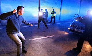 Polizisten simulieren regelmäßig Situationen, in den sie angegriffen werden. So wie hier im regionalen Trainingszentrum der Polizei in Schloß Holte-Stukenbrock. - Wolfgang Rudolf Polizisten simulieren regelmäßig Situationen, in den sie angegriffen werden. So wie hier im regionalen Trainingszentrum der Polizei in Schloß Holte-Stukenbrock. - Wolfgang Rudolf
